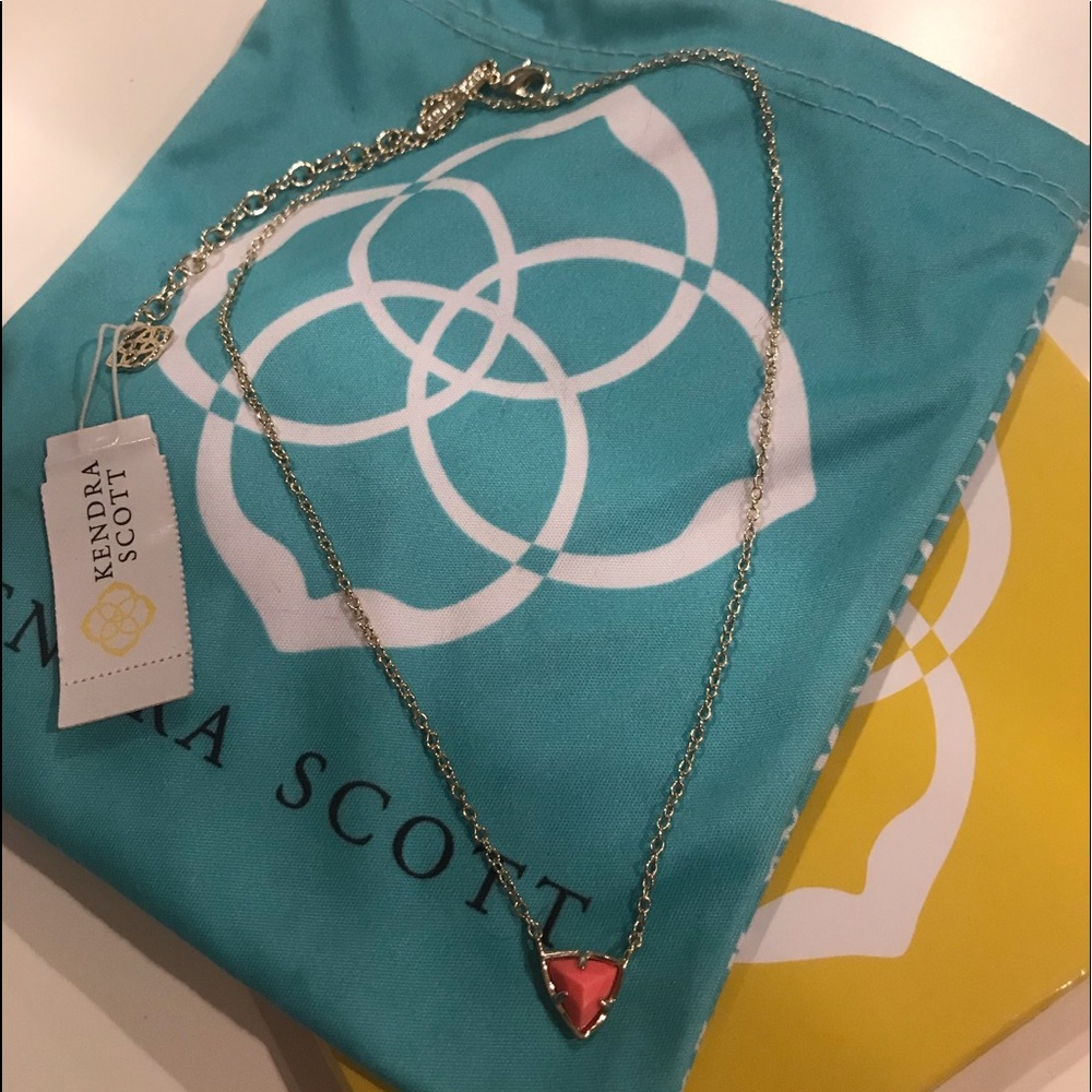Kendra Scott Coral Perry Pendant